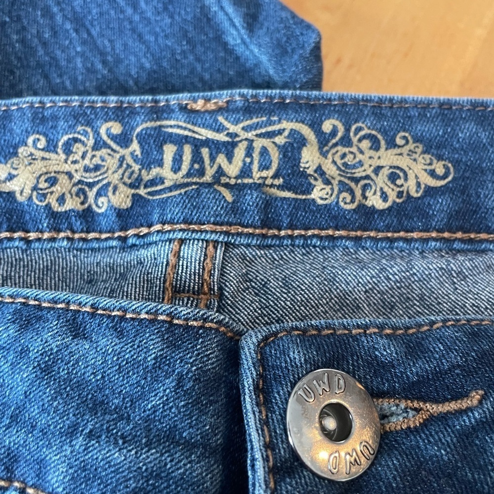 UWO Embroidered back pockets Blue Jeans size 9 inseam 29” - Picture 8 of 8